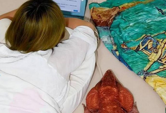女子在床上睡覺，半夜突然感覺床上多了個東西，開燈一看高興的跳了起來！