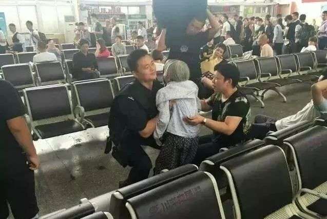 沒有身分證上不了火車　無助的80歲老奶奶突然被員警抱起來狂奔