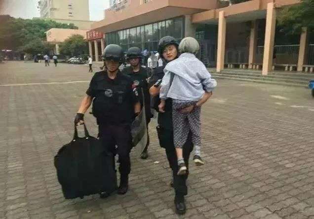 沒有身分證上不了火車　無助的80歲老奶奶突然被員警抱起來狂奔