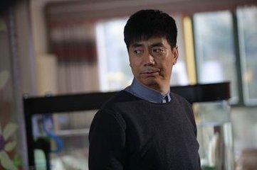 窮繼父養我十年未再婚，新婚那天他送我袋米，吃完後發現米袋有百萬存摺！當得知真相後我嚎啕大哭！