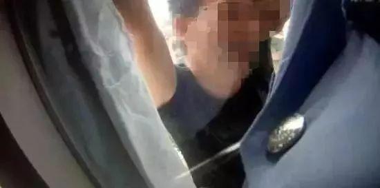 醫院14樓窗外，掛著一個大男人！他痛哭的瞬間，讓人心酸
