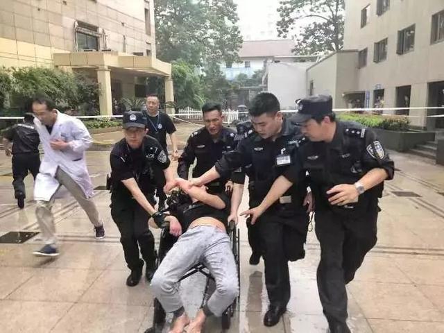 醫院14樓窗外，掛著一個大男人！他痛哭的瞬間，讓人心酸