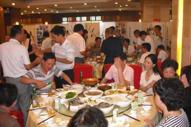 這套「同學聚會照片」瞬間瘋傳看到最後一張，所有人都哭了