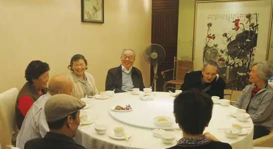 這套「同學聚會照片」瞬間瘋傳看到最後一張，所有人都哭了