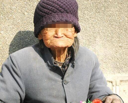 母親為兒娶妻花光所有，兒子卻讓她睡牛棚，一輛豪車將母親接走，兒子傻眼了！