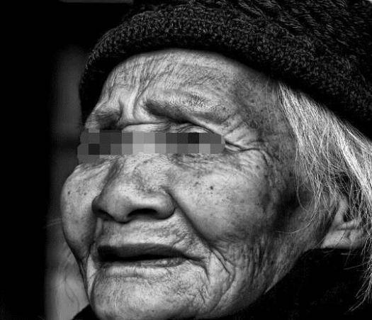 母親為兒娶妻花光所有，兒子卻讓她睡牛棚，一輛豪車將母親接走，兒子傻眼了！