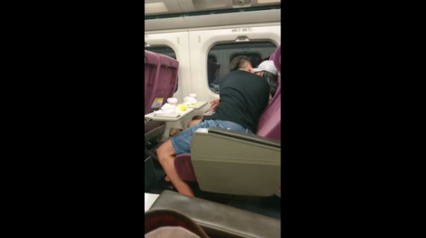 她撞見「這對情侶在親熱」不敢打擾，當男生「把手伸向女友那邊」發出啜泣聲才知事情大條！