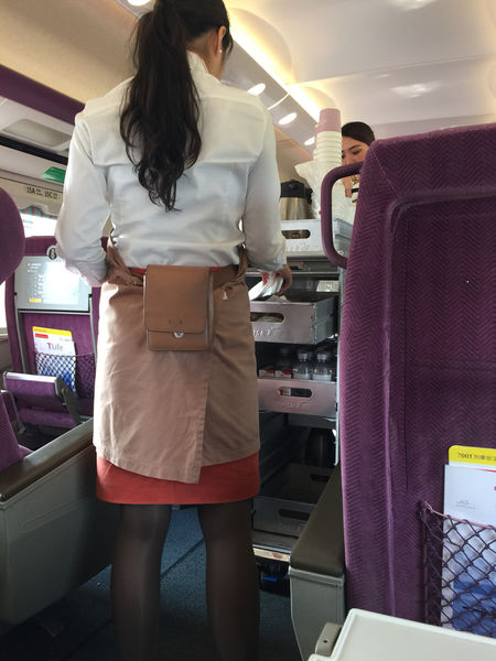 她撞見「這對情侶在親熱」不敢打擾，當男生「把手伸向女友那邊」發出啜泣聲才知事情大條！