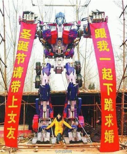 男子當街求婚女子，看見清鮮花後嚇得分手！