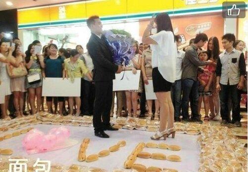 男子當街求婚女子，看見清鮮花後嚇得分手！