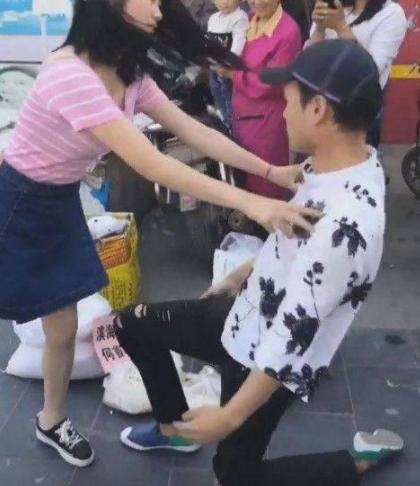 男子當街求婚女子，看見清鮮花後嚇得分手！