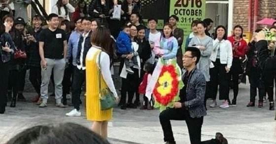 男子當街求婚女子，看見清鮮花後嚇得分手！