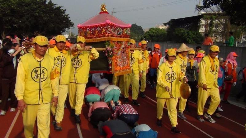  孝子淚曝爸爸「內臟破裂瀕死」跪求媽祖救父！他對媽祖承諾「這件事」爸爸一周竟康復痛哭：媽祖顯靈！