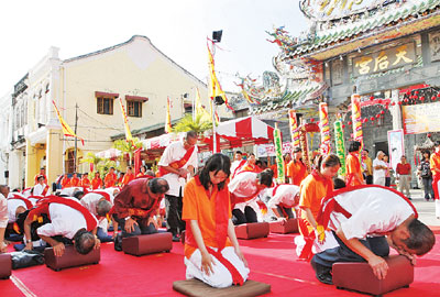  孝子淚曝爸爸「內臟破裂瀕死」跪求媽祖救父！他對媽祖承諾「這件事」爸爸一周竟康復痛哭：媽祖顯靈！