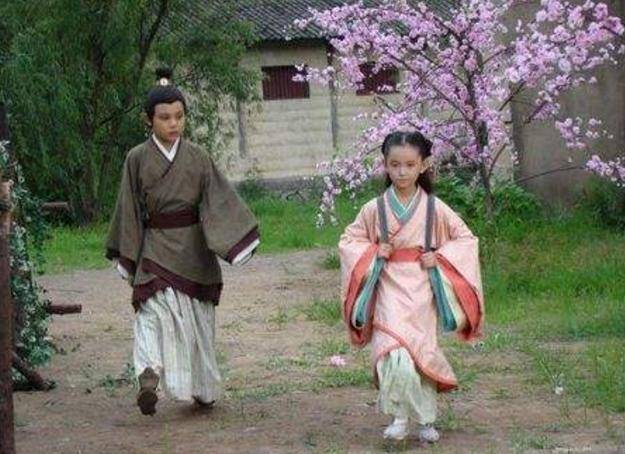 這一古墓葬著9歲小女孩，千百年來無人敢盜，只因棺材上寫著「這四個字」，當專家們咬著牙開棺後，竟發現了…