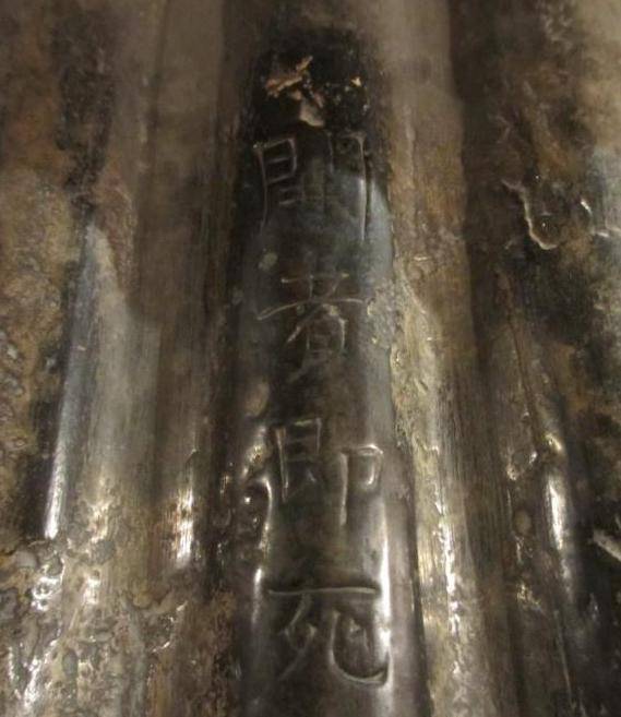 這一古墓葬著9歲小女孩，千百年來無人敢盜，只因棺材上寫著「這四個字」，當專家們咬著牙開棺後，竟發現了…