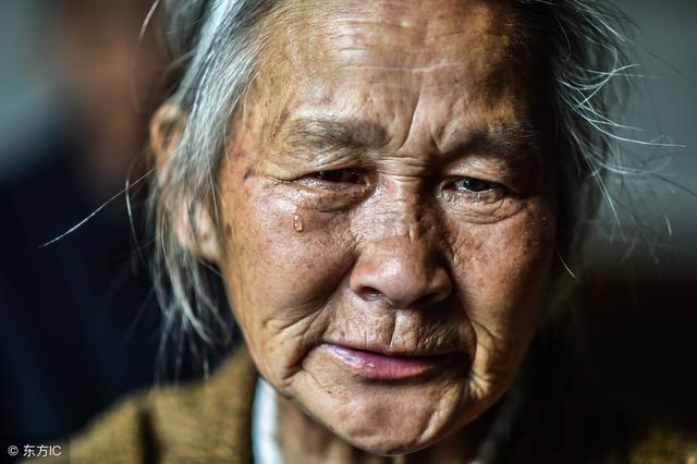 女兒沒錢治病，養母給了一筆錢後再沒出現，女兒一回家哭了