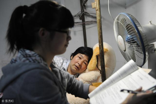 女兒沒錢治病，養母給了一筆錢後再沒出現，女兒一回家哭了