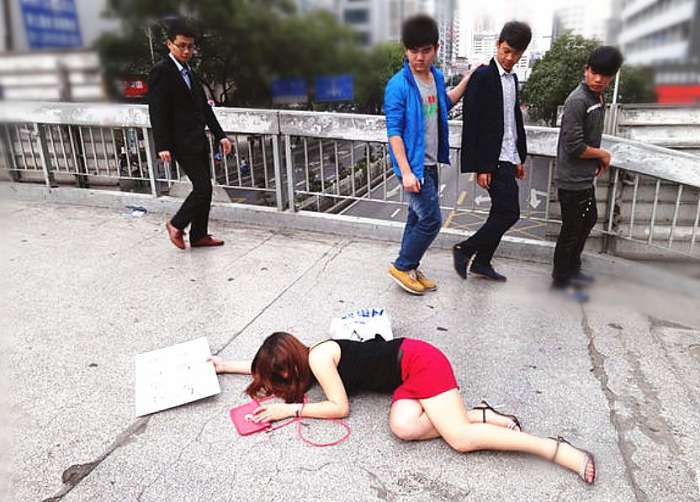 美女躺天橋，路人不敢扶，警察趕到後傻眼了！