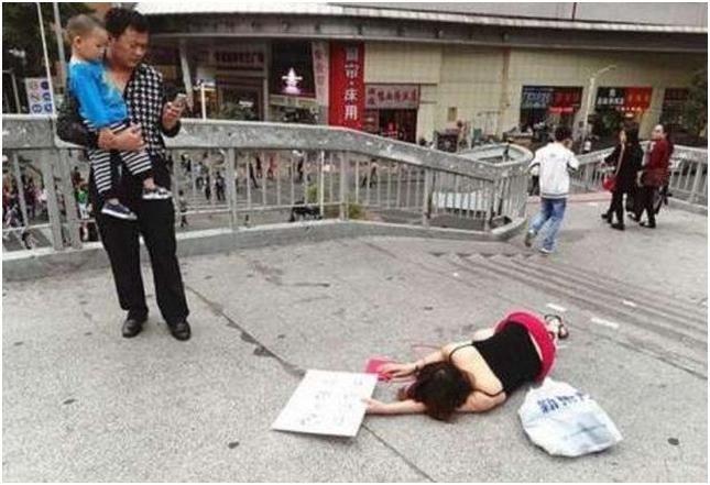 美女躺天橋，路人不敢扶，警察趕到後傻眼了！