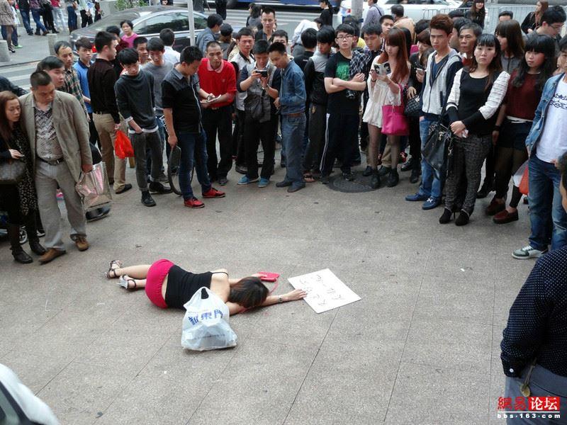 美女躺天橋，路人不敢扶，警察趕到後傻眼了！