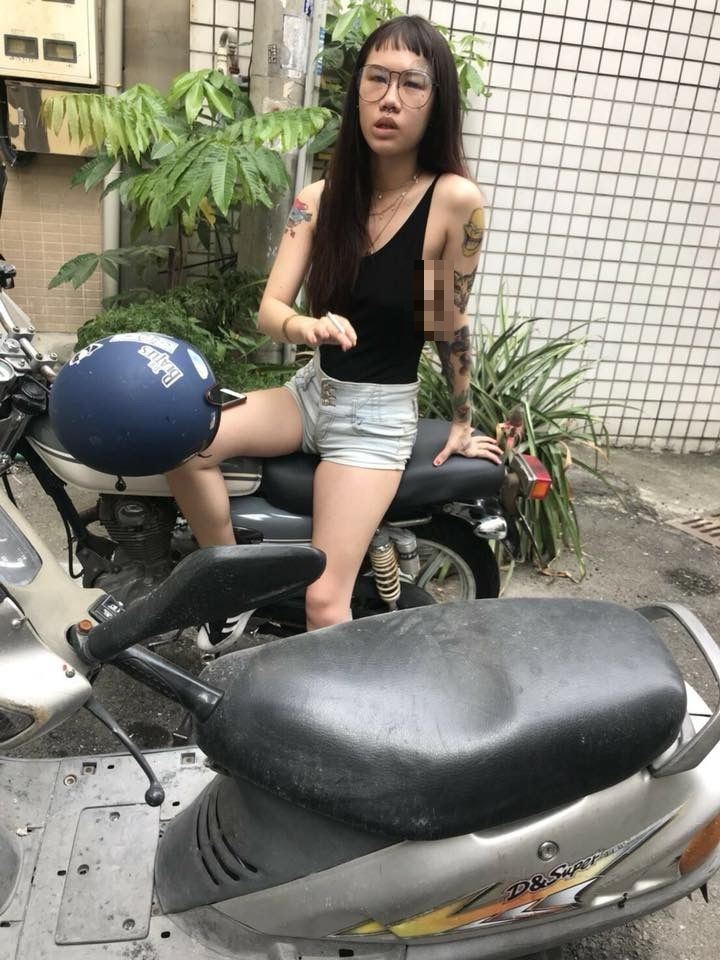 天氣太熱...熱褲妹買飲料！網友神到正面照都暴動了，沒想到男友怒PO合照「要看正面來這看」