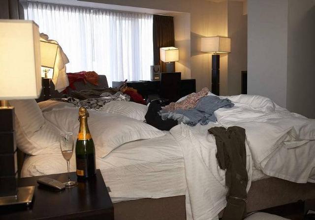 年輕夫妻入住酒店一夜，離開後房務阿姨去打掃，一打開門忍不住感嘆：這兩人真厲害！
