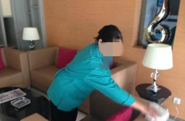 年輕夫妻入住酒店一夜，離開後房務阿姨去打掃，一打開門忍不住感嘆：這兩人真厲害！