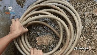 剪一塊洗碗海綿，清潔電風扇不用拆，乾淨程度就像新買的 