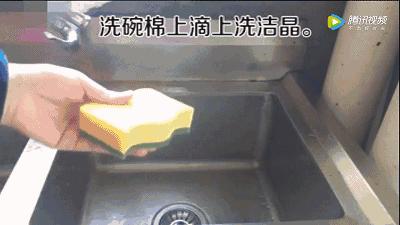 剪一塊洗碗海綿，清潔電風扇不用拆，乾淨程度就像新買的 