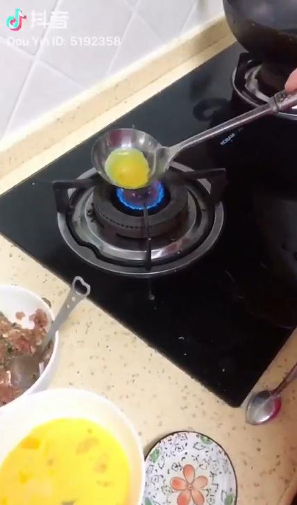 蛋餃是火鍋中重要的食材，終於知道怎麼做～ 