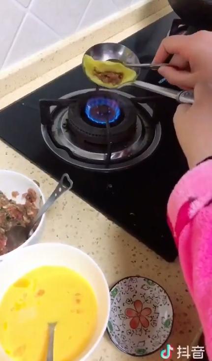 蛋餃是火鍋中重要的食材，終於知道怎麼做～ 