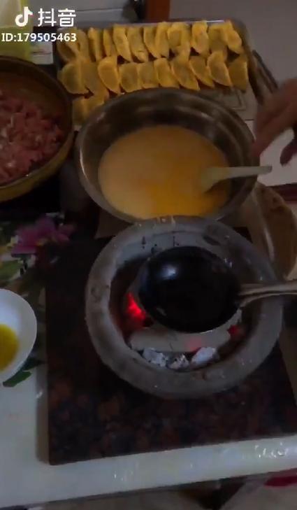 蛋餃是火鍋中重要的食材，終於知道怎麼做～ 