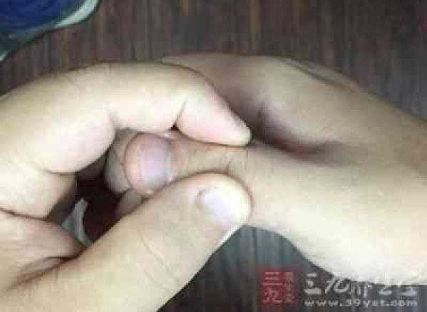 穴位按摩到底能治哪些疾病？便秘時，可試著按壓「這個地方」… 