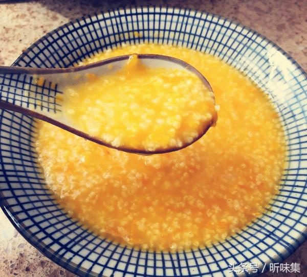 「南瓜搭排骨」炒一炒放電鍋煮，一打開有飯有肉營養滿分！ 