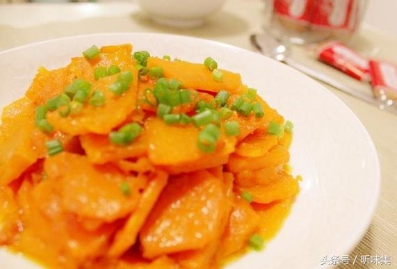 「南瓜搭排骨」炒一炒放電鍋煮，一打開有飯有肉營養滿分！ 