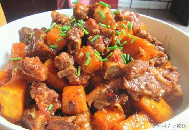 「南瓜搭排骨」炒一炒放電鍋煮，一打開有飯有肉營養滿分！ 