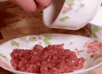 「螞蟻上樹」加點辣椒味道更升級，每條冬粉吸滿醬汁超入味，白飯一碗接一碗！ 