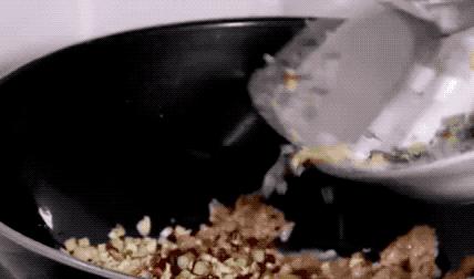 「螞蟻上樹」加點辣椒味道更升級，每條冬粉吸滿醬汁超入味，白飯一碗接一碗！ 