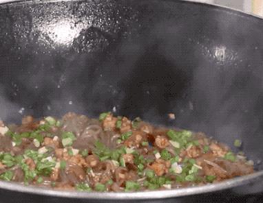 「螞蟻上樹」加點辣椒味道更升級，每條冬粉吸滿醬汁超入味，白飯一碗接一碗！ 