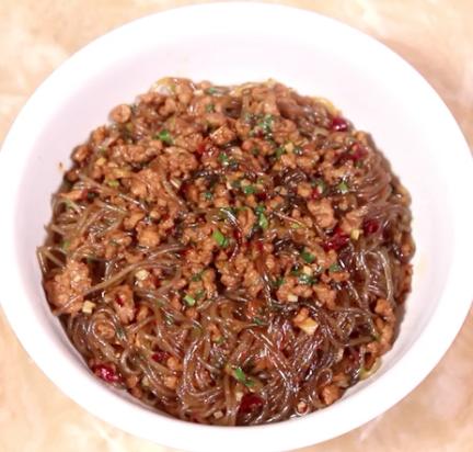 「螞蟻上樹」加點辣椒味道更升級，每條冬粉吸滿醬汁超入味，白飯一碗接一碗！ 