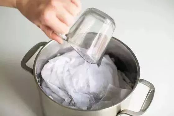 衣服不管沾上什麼，用它泡一泡，髒東西自動跑出來！