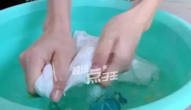 衣服不管沾上什麼，用它泡一泡，髒東西自動跑出來！