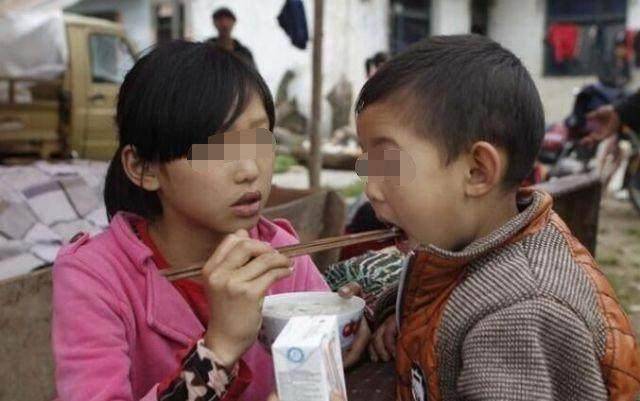 乞丐父親去公司找兒子，兒子裝不認識，公司老闆竟跑來叫了聲爸