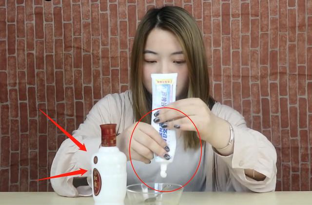 牙膏擠進白酒裡效果太厲害了，解決了很多人的困惱，試過的都誇好 