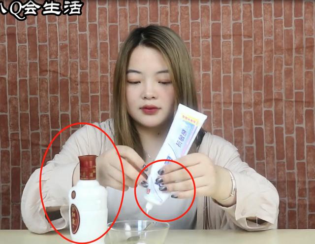 牙膏擠進白酒裡效果太厲害了，解決了很多人的困惱，試過的都誇好 