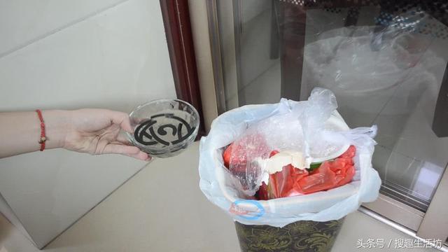 蚊香放在水裡泡一泡，沒想到作用這麼大，解決了家家戶戶的困擾