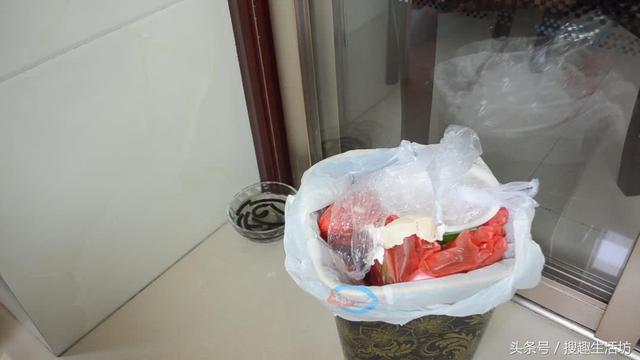 蚊香放在水裡泡一泡，沒想到作用這麼大，解決了家家戶戶的困擾