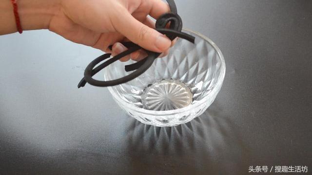 蚊香放在水裡泡一泡，沒想到作用這麼大，解決了家家戶戶的困擾