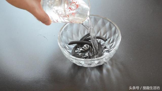 蚊香放在水裡泡一泡，沒想到作用這麼大，解決了家家戶戶的困擾